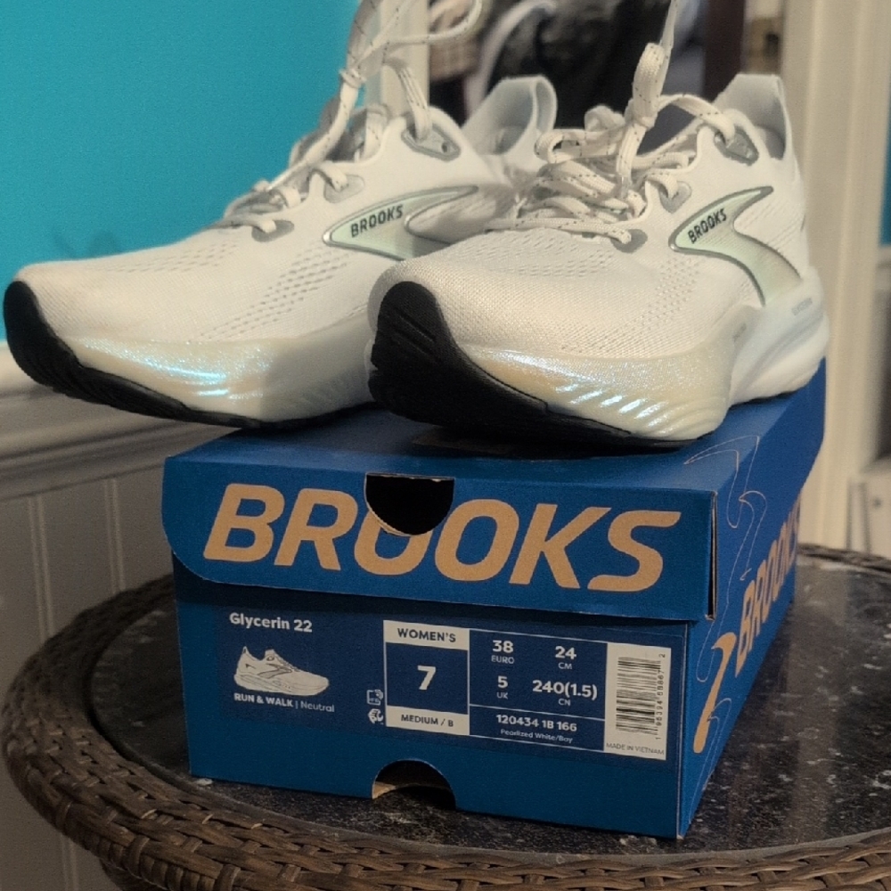 Brooks Glycerin 22 White and Black Running Shoes